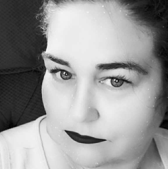 Meet your Posher, Danielle - Picture 2 of 3